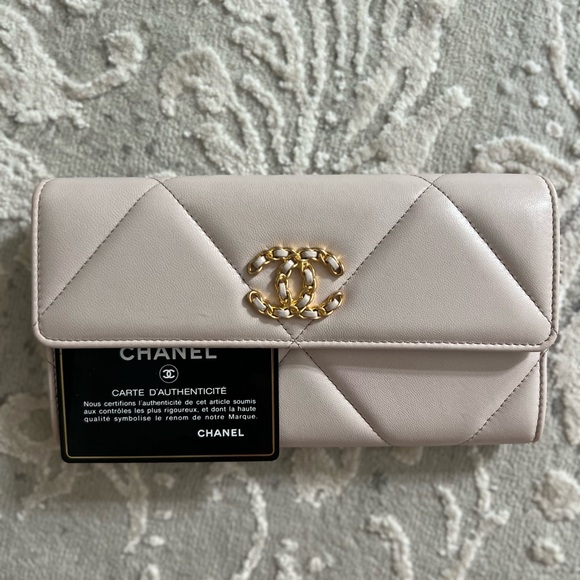 💯  Authentic CHANEL long wallet - Picture 5 of 14